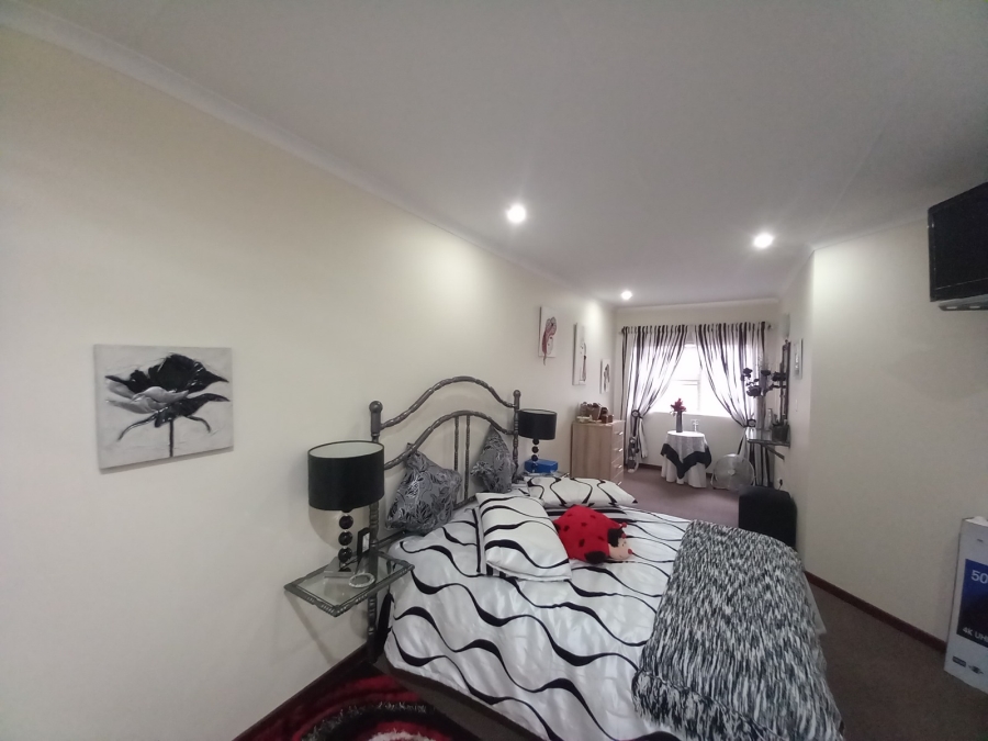 3 Bedroom Property for Sale in Deoville Park Western Cape